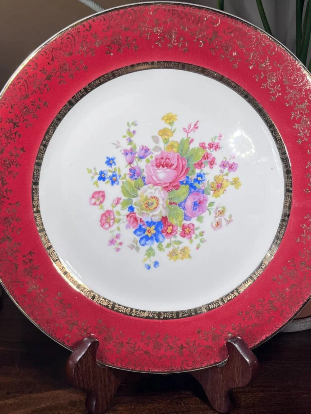 Salem Dinner Plate Aristocrat Maroon (Floral Center)